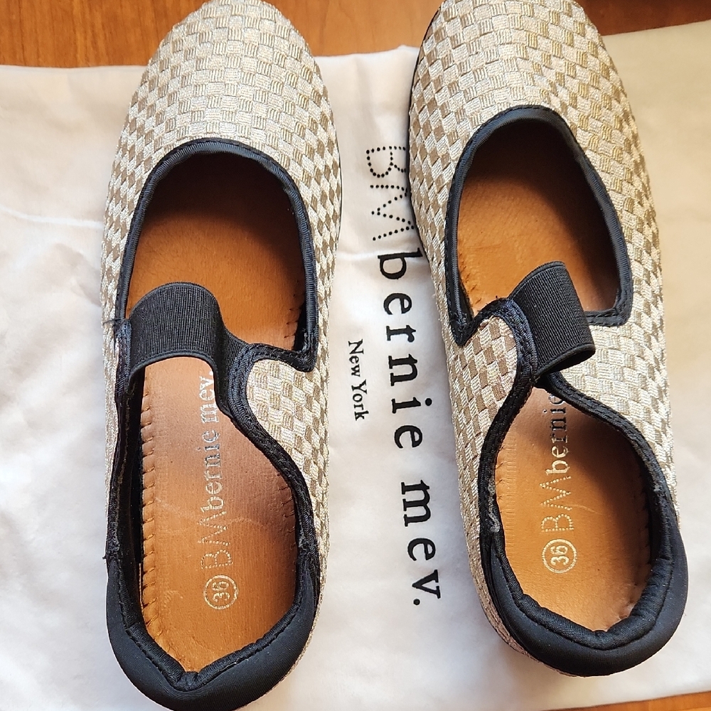 bernie mev. Women's Woven Black and Tan Flats